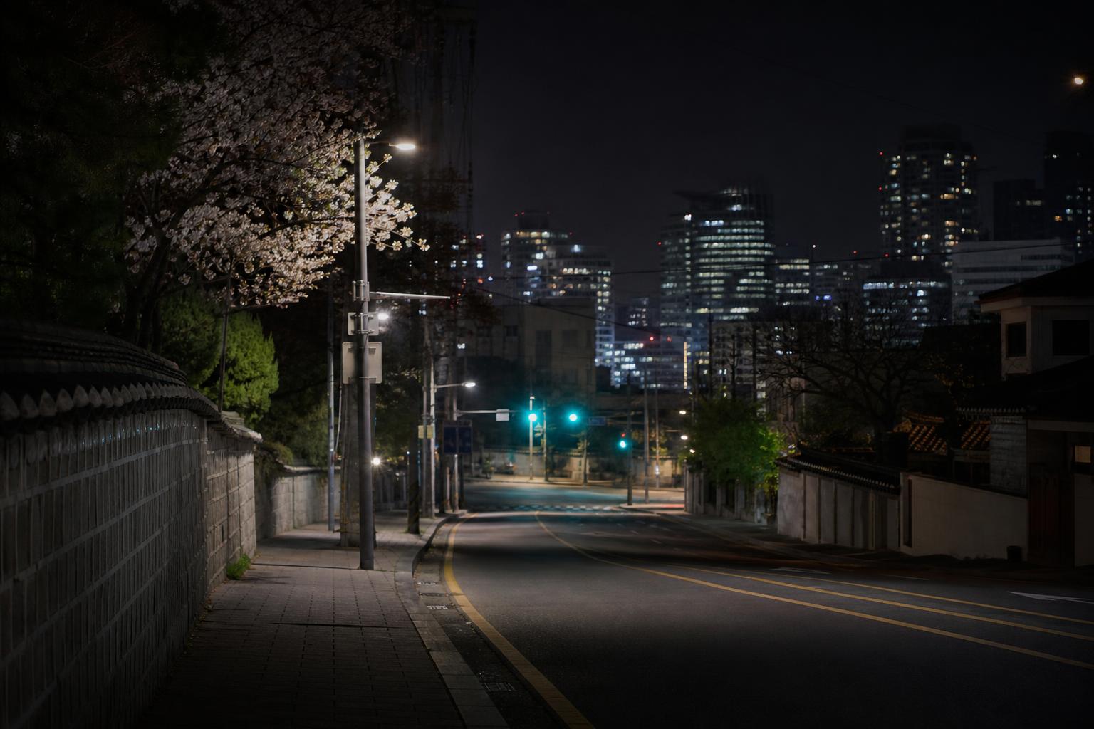 야간 추석 연휴, 불빛이 켜진 도시 도로와 빈 거리 풍경