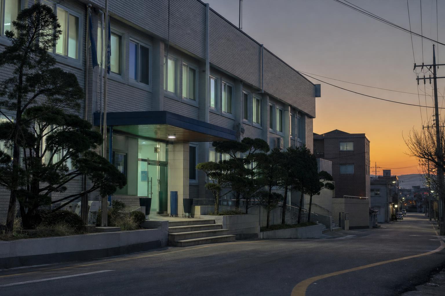 저녁 무렵 한국 경찰서 건물과 앞길을 옆에서 본 조용한 풍경