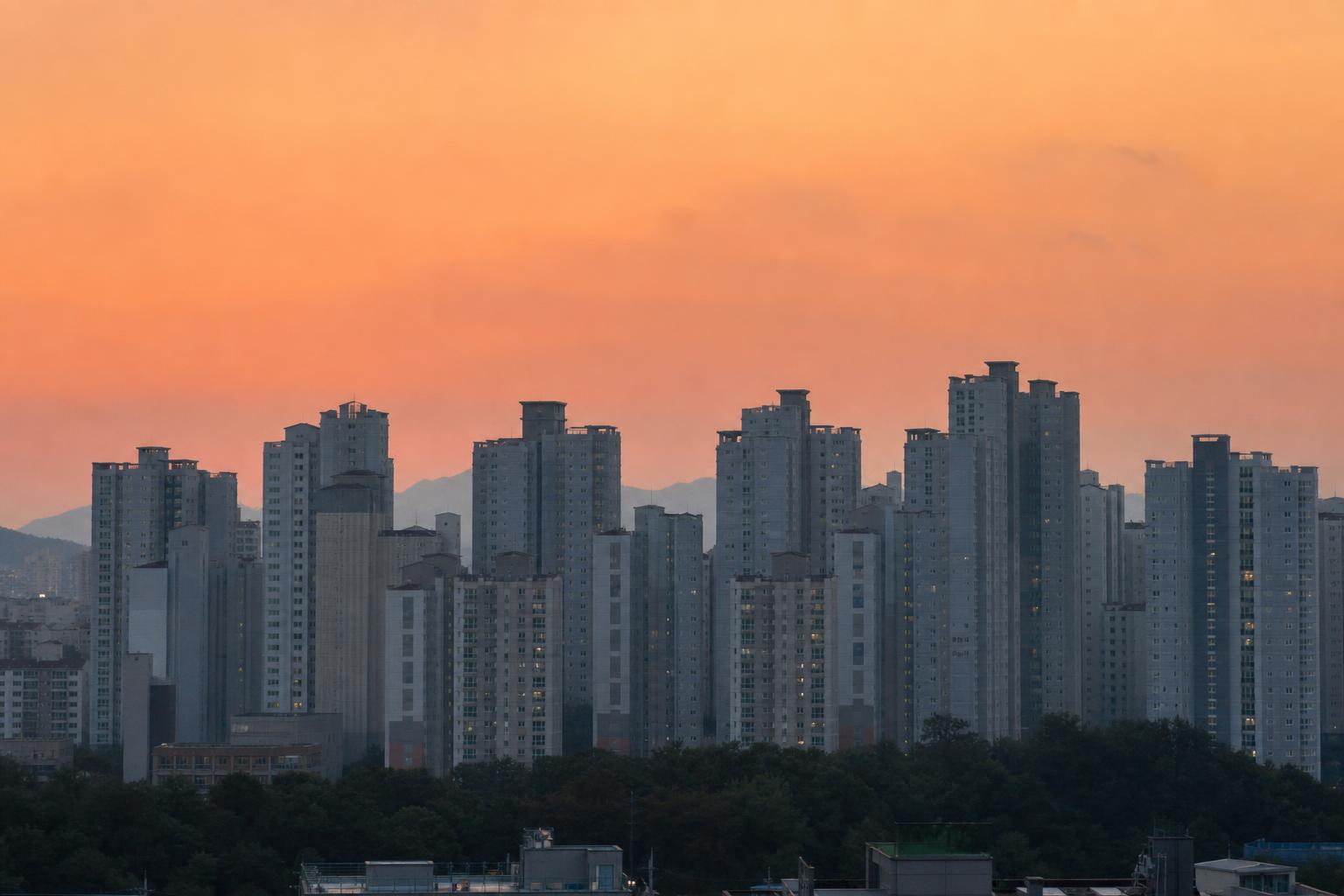 해질녘 나란히 서 있는 한국 아파트 단지 외관