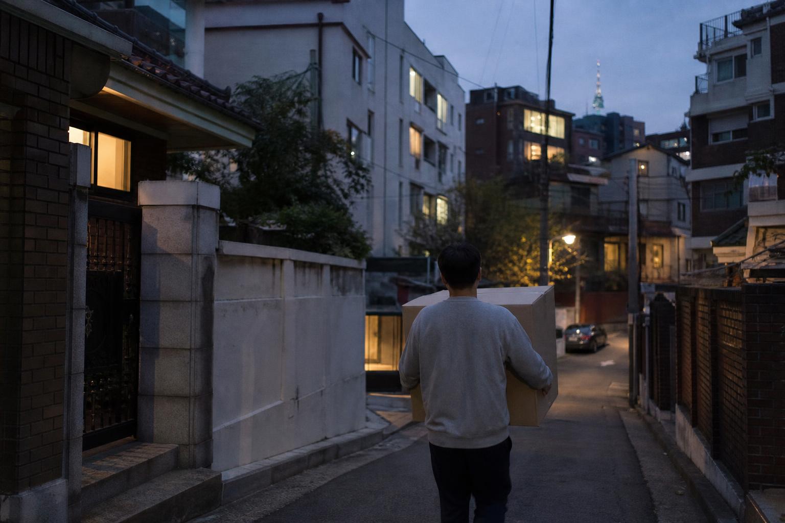 빌라와 아파트가 이어진 한국의 주택가 골목을 옆에서 본 저녁 풍경