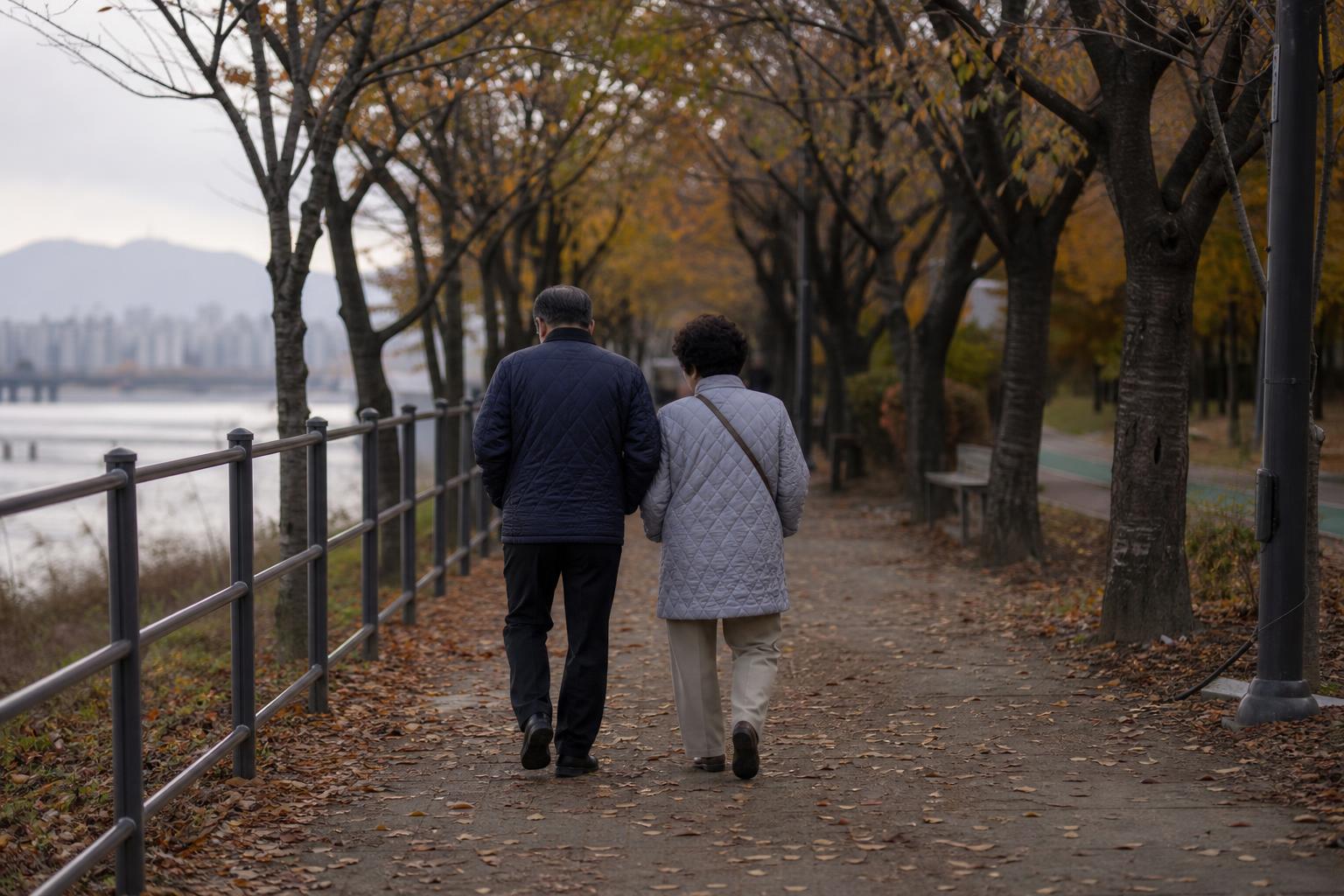 가을 강변길을 함께 걷는 노년 부부의 뒷모습