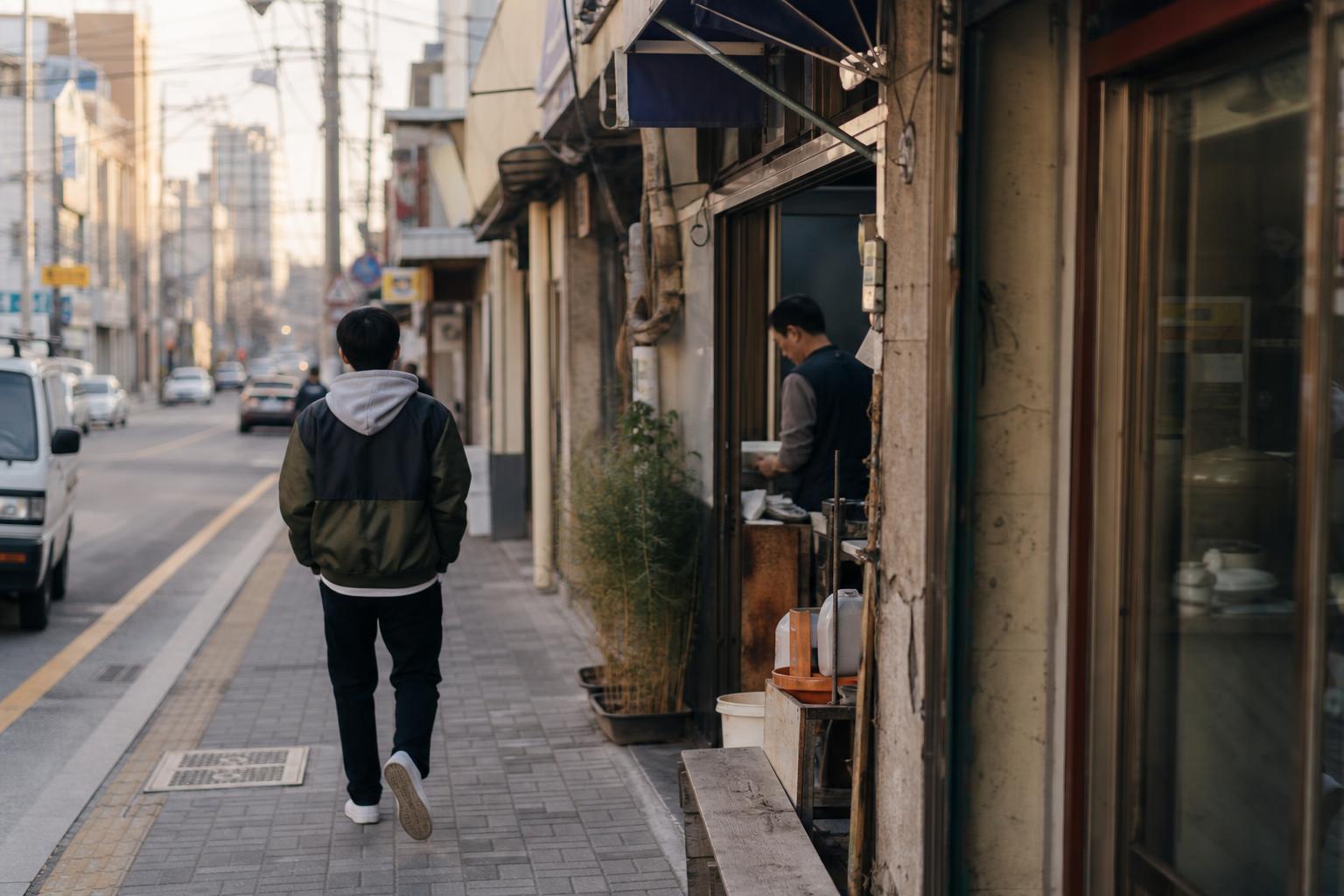 늦은 오후 한국의 번화가 골목을 걸어가는 청소년의 뒷모습