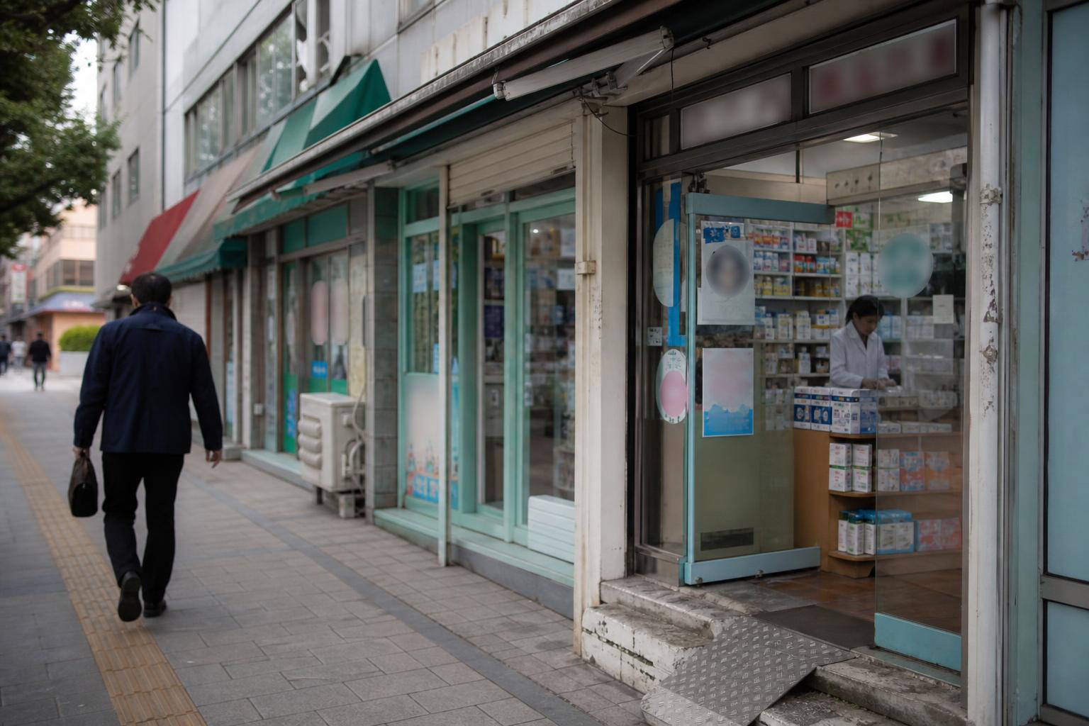 한국의 동네 상가 거리에서 약국 건물이 늘어선 오후 풍경