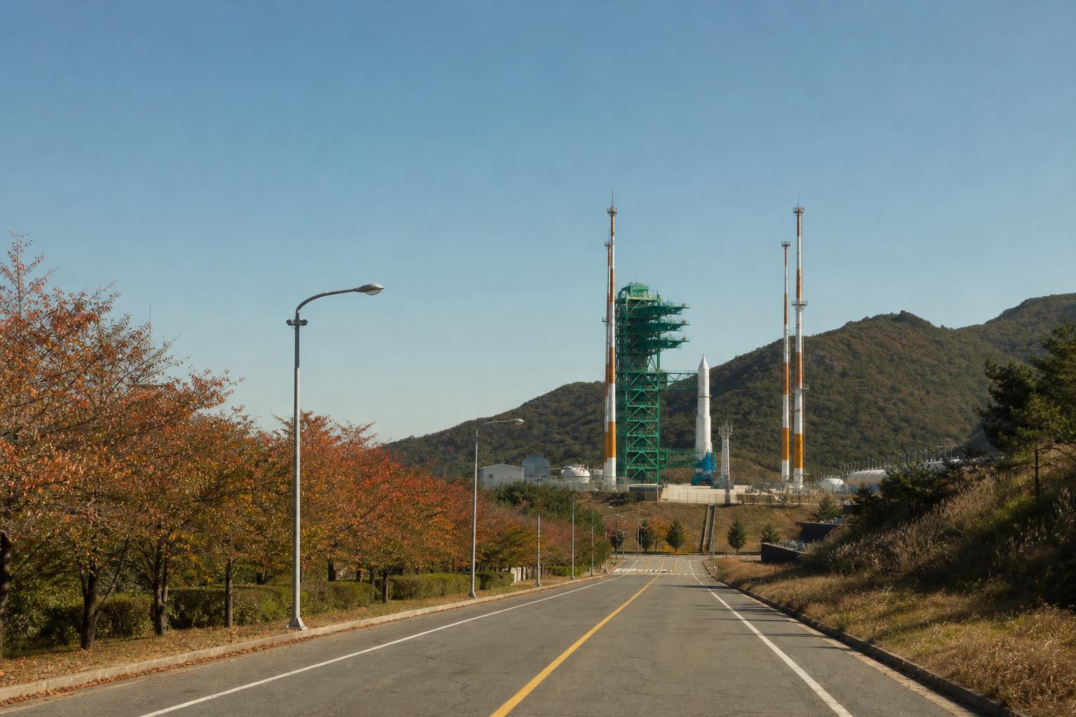 맑은 가을 하늘 아래 한국의 우주센터 발사대 원경