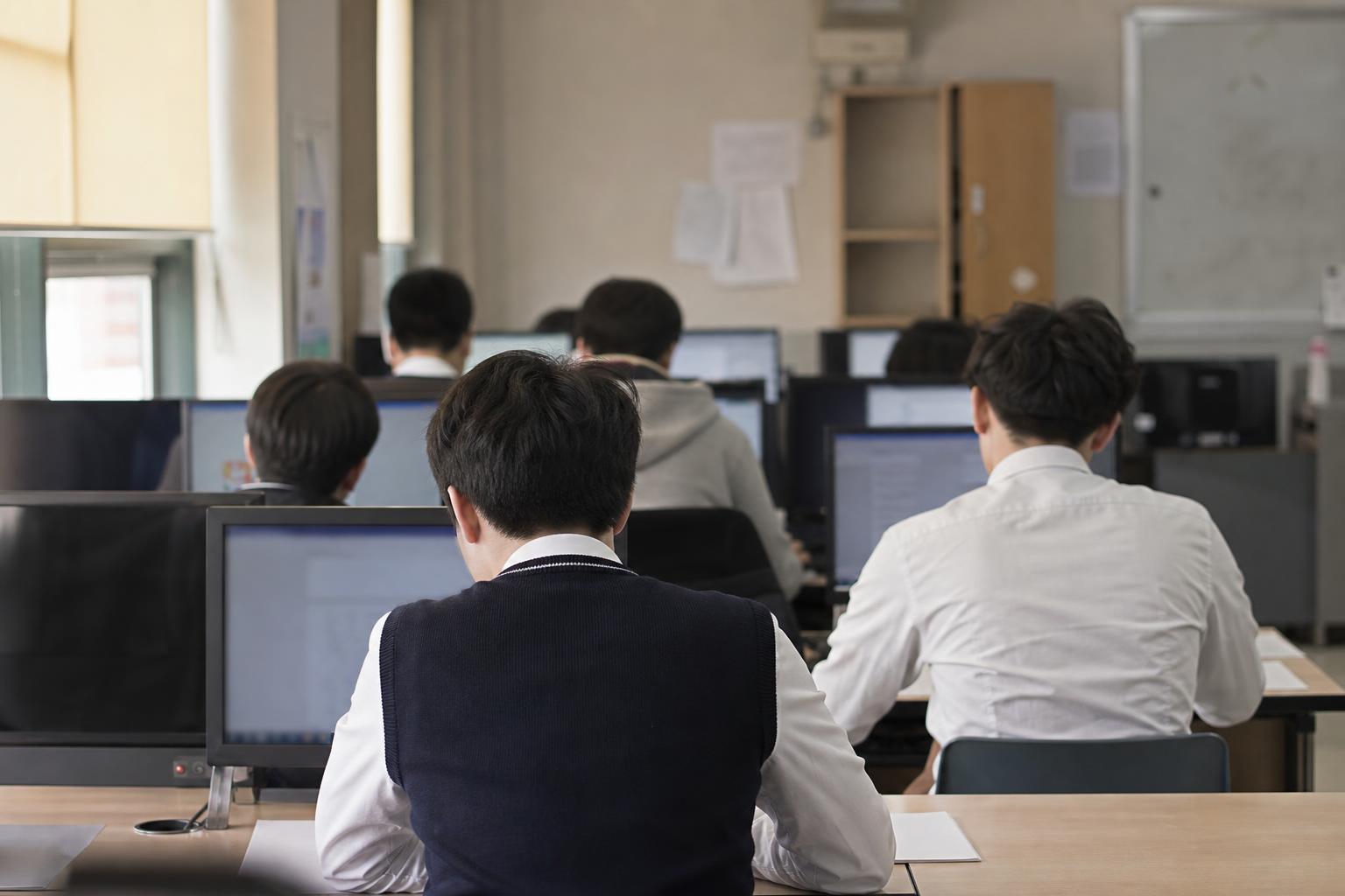한국 직업계고 컴퓨터실에서 학생들이 모니터를 보는 뒷모습