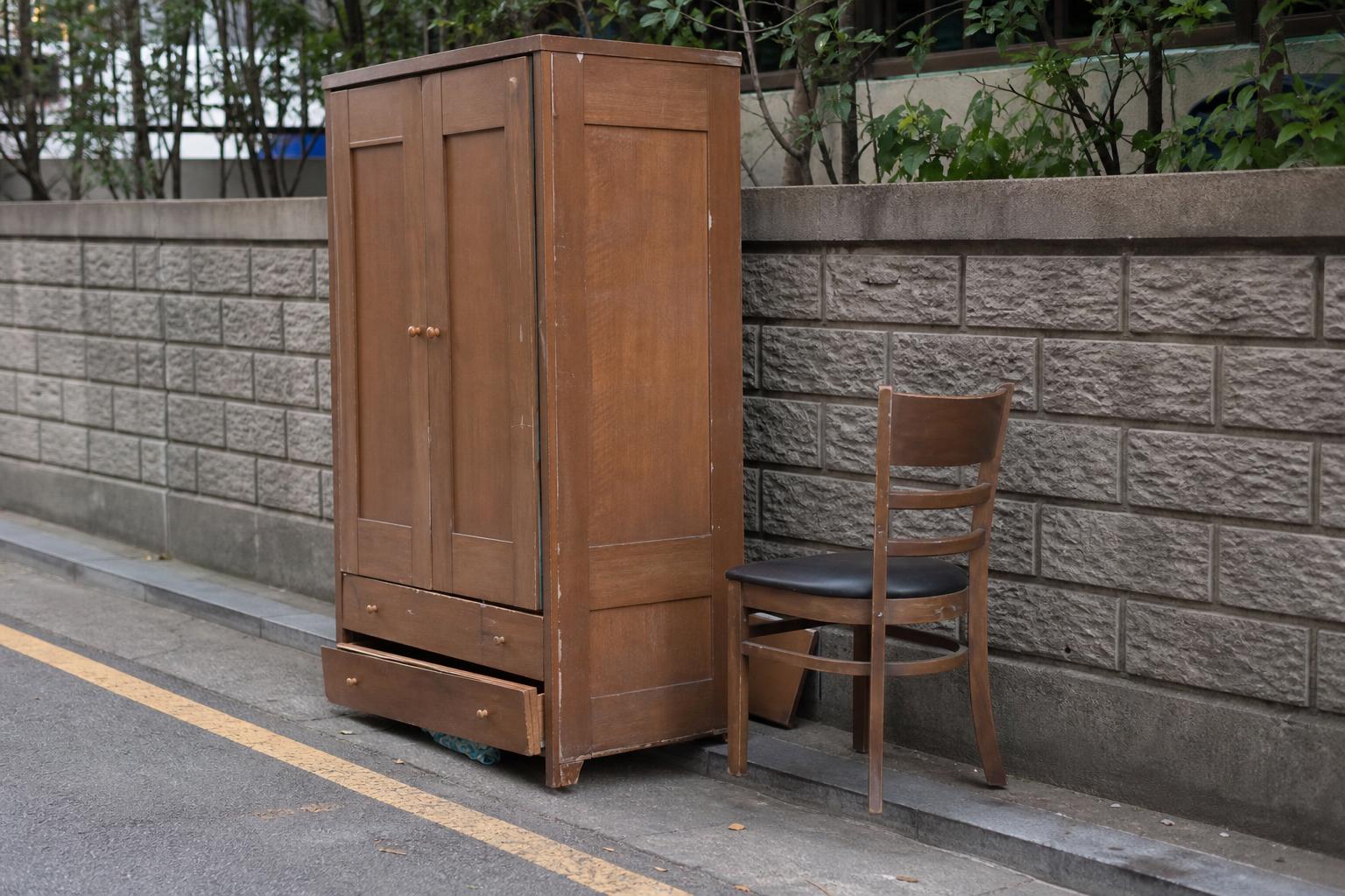 한국 동네 길가에 내놓은 대형 폐가구를 가까이 본 모습